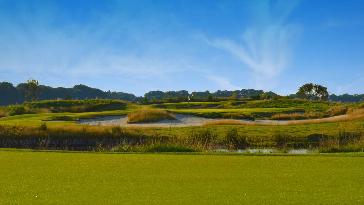 Golfclub Zuid-Drenthe bij Cozmoss Boutique Hotel in Erica, Drenthe, met de golfbaan direct naast het hotel