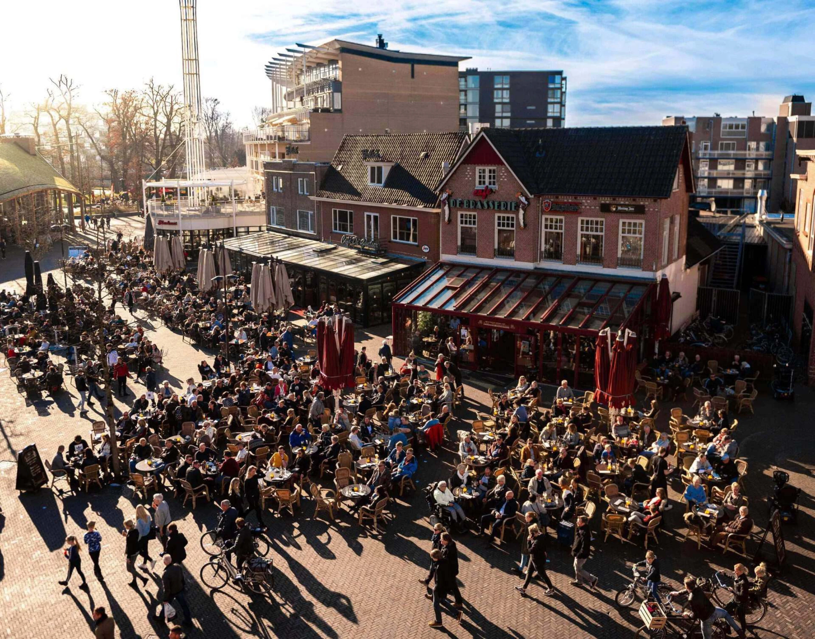 Volle, zonnige terrassen op het plein in Emmen